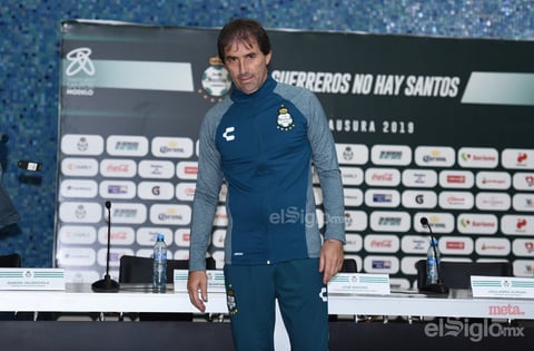 Almada es presentado como director técnico de Santos