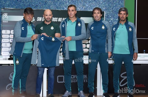 Almada es presentado como director técnico de Santos