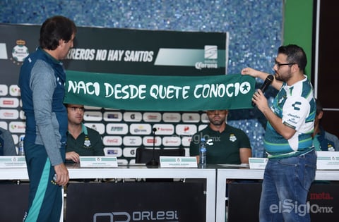 Almada es presentado como director técnico de Santos