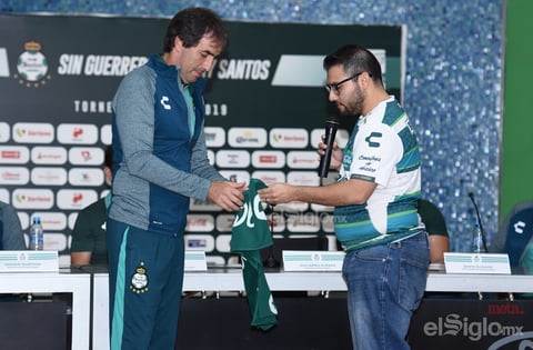 Almada es presentado como director técnico de Santos