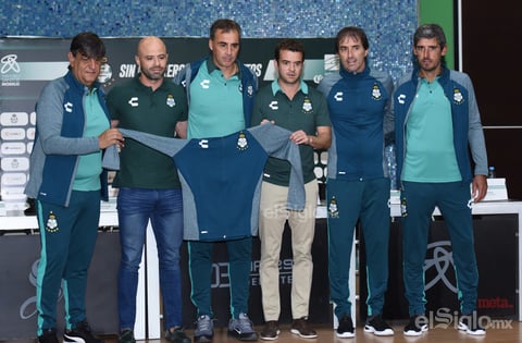 Almada es presentado como director técnico de Santos