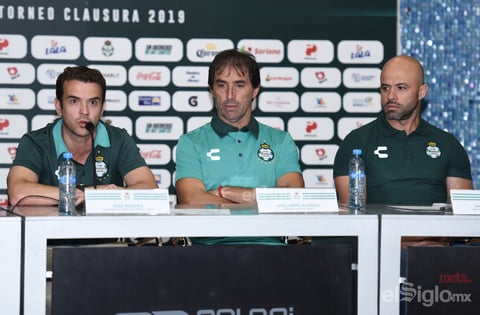 Almada es presentado como director técnico de Santos