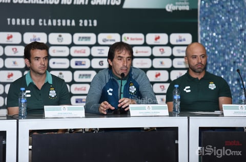 Almada es presentado como director técnico de Santos