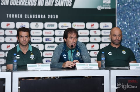 Almada es presentado como director técnico de Santos