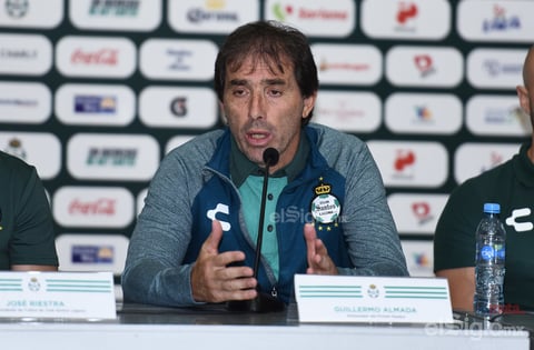 Almada es presentado como director técnico de Santos