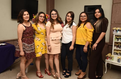 17042019 SE CASARá EN BREVE.  Claudia Alejandra en compañía de algunas de las invitadas a su despedida de soltera.