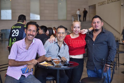 17042019 INAUGURACIóN DE BIENAL DEL CARTEL.  Alex, Julio, Valentina y Jesús.
