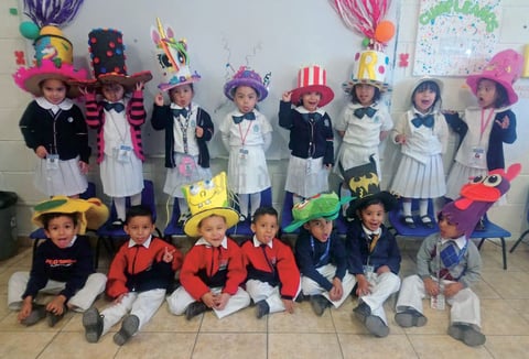 17042019 LINDA POSTAL.  Pequeños alumnos en la semana temática de su colegio.