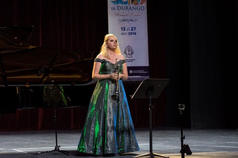 Acompañada por los pianistas Daniel Zacarías Luna y Dub de Vries, la intérprete holandesa se llevó el aplauso de los duranguenses.