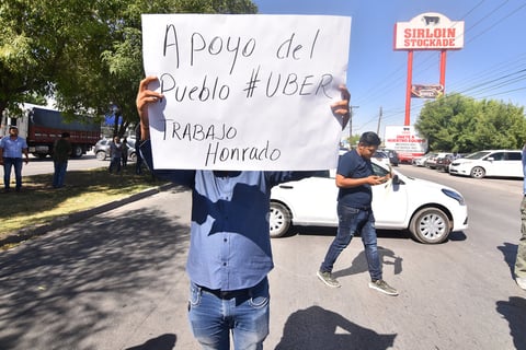 Acusan a las corporaciones policiacas del Municipio y Estado de quitarles sus unidades al ponerles 'un cuatro', ya que los servidores piden unidades a través de la aplicación haciéndose pasar por clientes para 'cazarlos'.