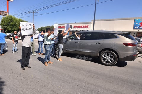 Choferes de Uber bloquean bulevar Independencia