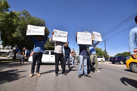Decenas de choferes de Uber bloquearon parcialmente el bulevar Independencia en ambos sentidos a la altura de la calle Río Florido de la colonia Estrella.