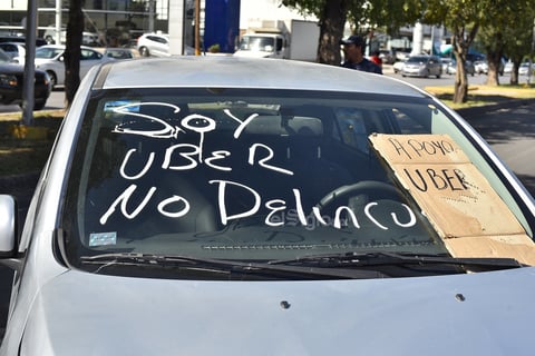 Al lugar acudieron elementos del Departamento de Tránsito y Vialidad, así como policías municipales.