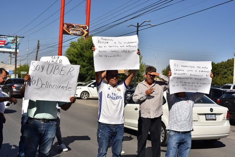 Choferes de Uber bloquean bulevar Independencia