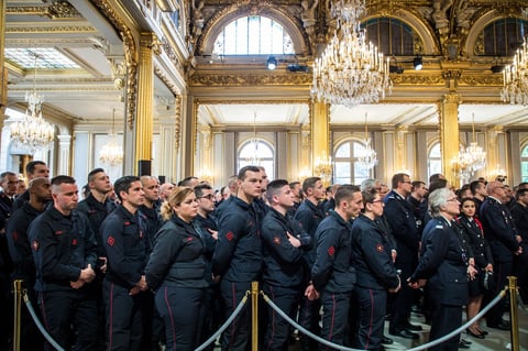 Alrededor de 270 bomberos acudieron a este acto en el Elíseo, en el que también hubo policías y miembros de protección civil que trabajaron en las labores de extinción.
