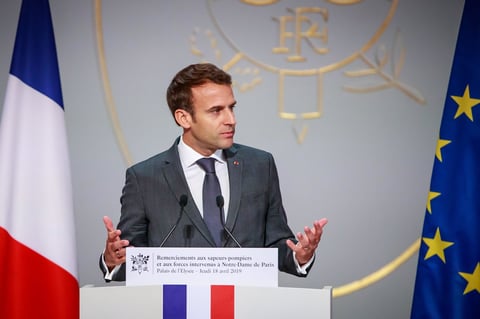 'Fueron ejemplares a la vista del 'mundo entero', destacó Macron en un discurso en la sala de fiestas del Palacio del Elíseo, flanqueado por su esposa, Brigitte, y por el primer ministro, Édouard Philippe, y donde se podía leer el mensaje 'Agradecimiento a los bomberos'.