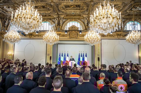 Rinden homenaje a bomberos que apagaron incendio de Notre Dame