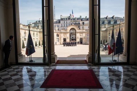 El jefe del Estado, que también agradeció a los religiosos su acción en este siniestro, dijo que ha invitado al papa a París.