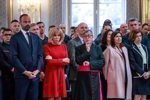 La esposa de Macron estuvo presente en el homenaje.