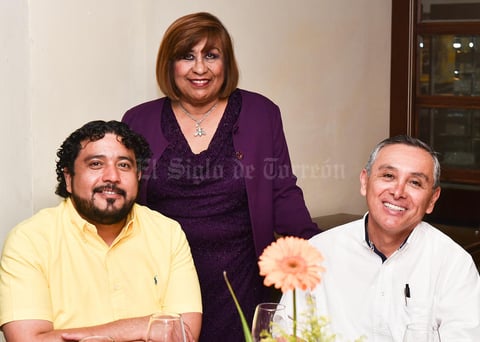 18042019 EN RECIENTE FESTEJO.  Gustavo Limones, Irma Meraz y Federico Bernabé.