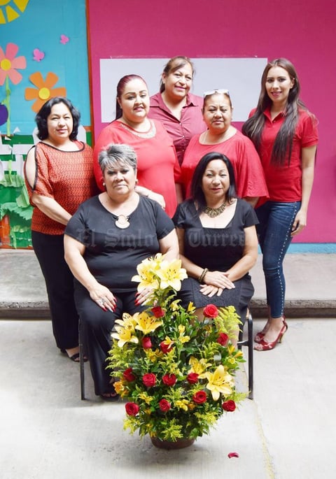 18042019 Personal del Jardín de niños Estefanía Castañeda, de Gómez Palacio, Durango, con sus compañeras, Alma Delia Flores Rodríguez y Carmen Silvia Rosales Mariscal, quienes cumplieron 30 años de servicio.