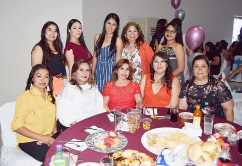 18042019 Xóchitl, Ana María, Ma. Guadalupe, Lorena, Bertha Patricia, Elvia Janet, Evelin, Ana Cristina y Guadalupe Bernal con Imelda, quien cumplió 35 años de servicio.
