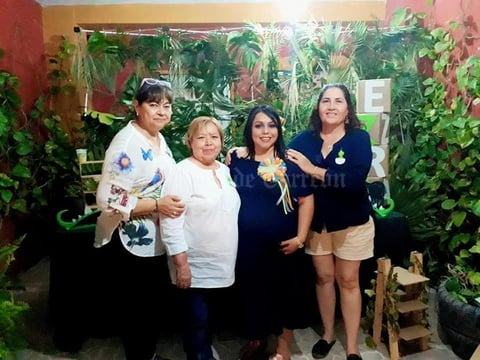 18042019 FIESTA DE CANASTILLA.  Martha Ríos con familiares en el baby shower que se le organizó recientemente.