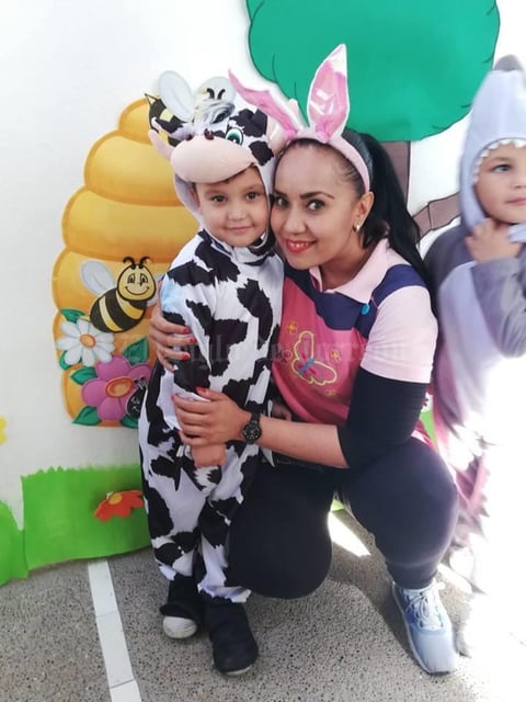 18042019 EN FESTEJO ESCOLAR.  Santiago con su maestra, Ludy.