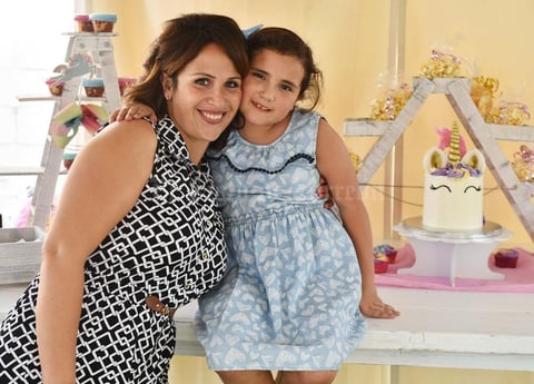 18042019 EN FAMILIA.  Gaby Saavedra con su hija, Olga Martínez.