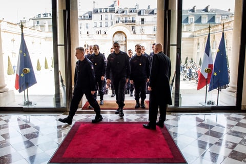 Rinden homenaje a bomberos que apagaron incendio de Notre Dame