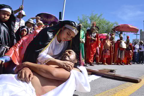 Recuerdan la Pasión de Cristo con Viacrucis en el Cerro de las Noas
