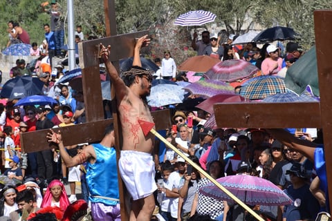 Recuerdan la Pasión de Cristo con Viacrucis en el Cerro de las Noas