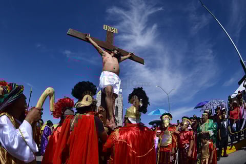 Recuerdan la Pasión de Cristo con Viacrucis en el Cerro de las Noas