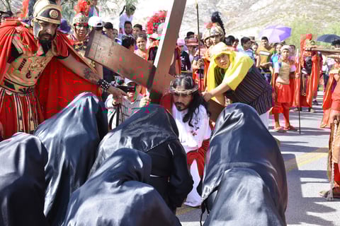 Recuerdan la Pasión de Cristo con Viacrucis en el Cerro de las Noas