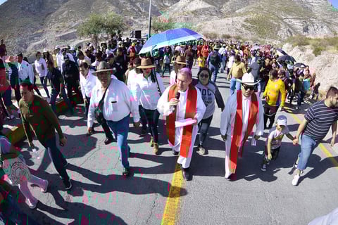 El obispo de Torreón encabezó la procesión.