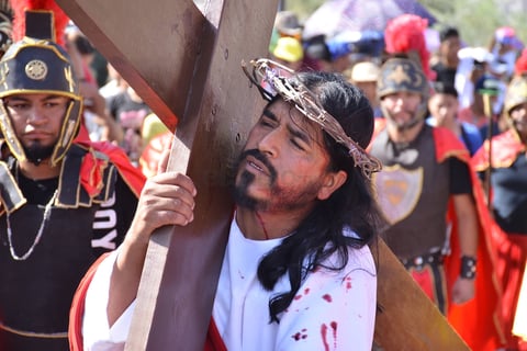 Recuerdan la Pasión de Cristo con Viacrucis en el Cerro de las Noas