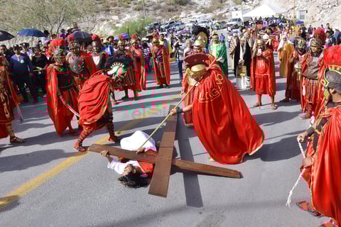 Recuerdan la Pasión de Cristo con Viacrucis en el Cerro de las Noas