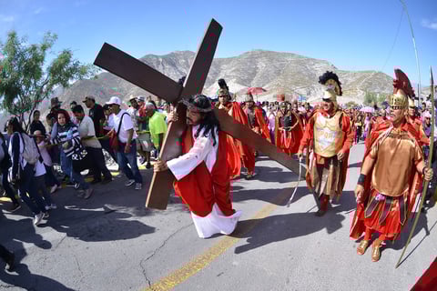 Recuerdan la Pasión de Cristo con Viacrucis en el Cerro de las Noas
