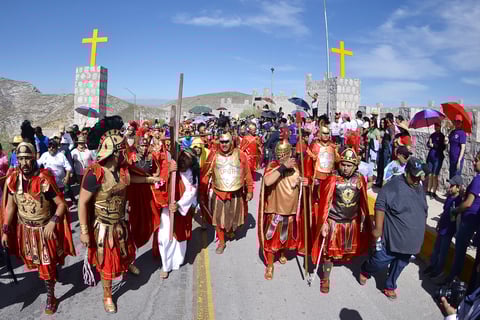Recuerdan la Pasión de Cristo con Viacrucis en el Cerro de las Noas