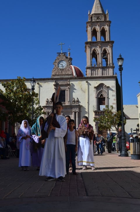 Cerca de mediodía concluyó con un rezo y con la visita de los presentes al interior de Analco.