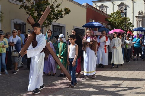 Acompañado por Karen Herrera como María; Luisa Fernanda Herrera como Verónica; Blanca Isabel Herrera en la piel de María Magdalena y Azul Alejandra Miranda como la mujer piadosa.