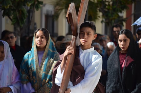 El padre Gaona compartió algunos mensajes a los fieles creyentes entre cada estación.