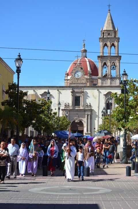 Otros simplemente prefirieron soportar el calor, de pie, con tal de presenciar un año más el tradicional viacrucis infantil.
