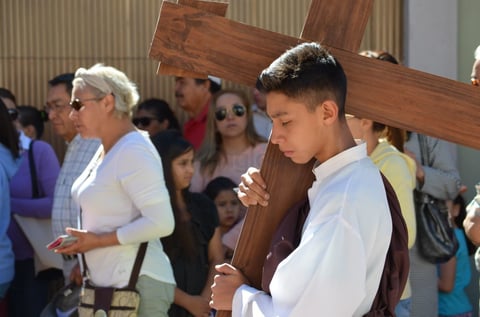 Niños y adultos por igual le hacían frente al clima con sombrillas o con gorras, unos más aprovechando los espacios de sombra para protegerse del sol.