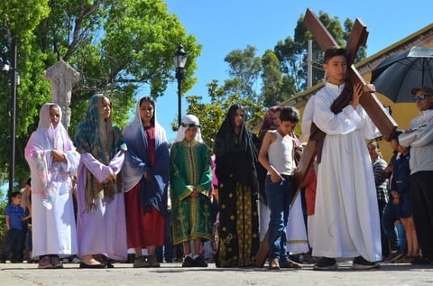 Siguiendo las tradiciones católicas, decenas de familias duranguenses se reunieron el Viernes Santo a lo largo del espacio peatonal para ser partícipes de esta conmemoración
