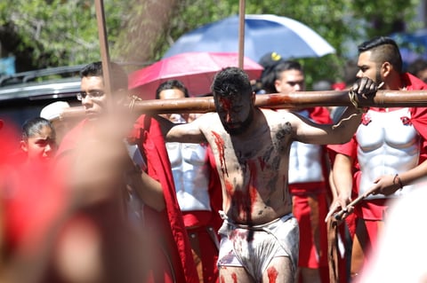 Duranguenses viven la pasión y muerte de Jesucristo