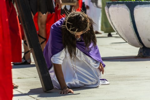 Otros simplemente prefirieron soportar el calor, de pie, con tal de presenciar un año más el tradicional viacrucis.