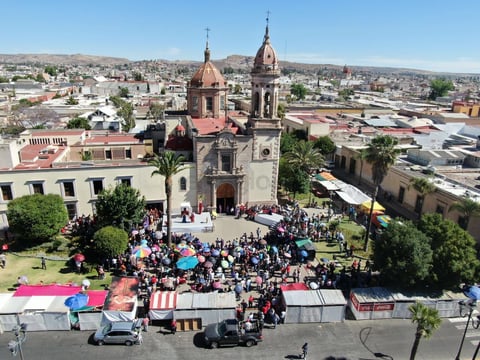 Feligreses marcharon lentamente a través del camino hacia la cruz.