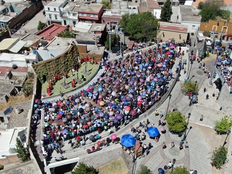 La representación del viacrucis atrajo la presencia de turistas.
