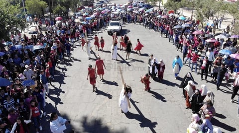 Feligreses corearon himnos para celebrar uno de los días más solemnes y sagrados del cristianismo.